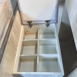 ASIENTO CON RUEDAS, ALMOHADON Y CAJONES PARA TOCADOR MAQUILLADOR